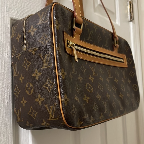 LOUIS VUITTON Cite Shoulder Bag - Picture 3 of 16